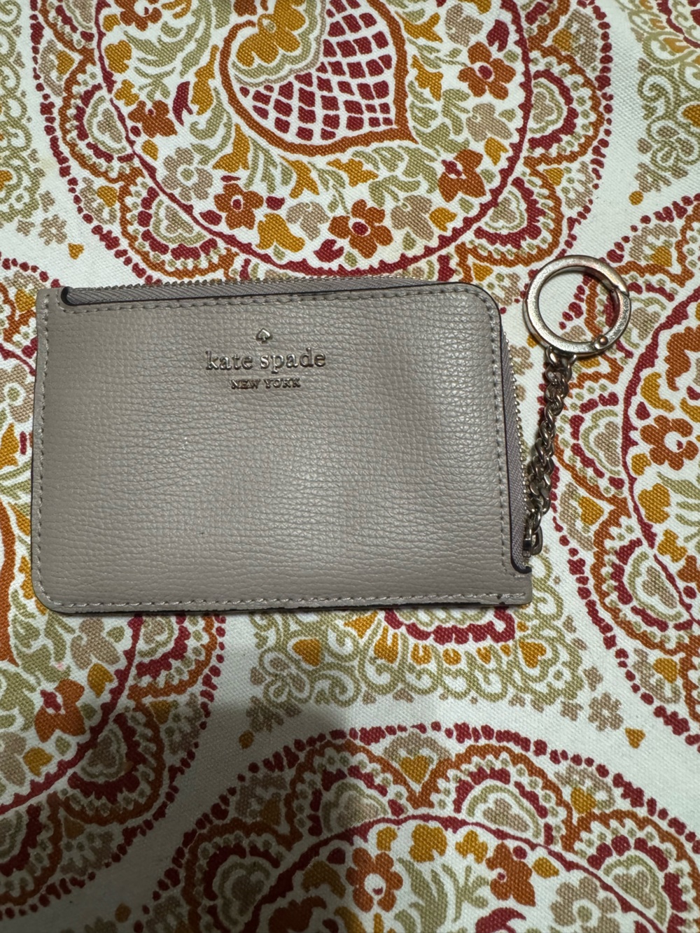 kate spade Pebbled Leather Card Holder with Gold Logo - Light Gray